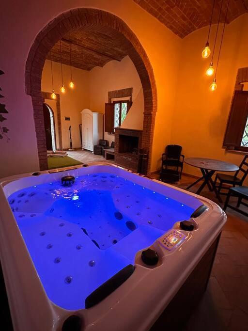 Relax Nella Jacuzzi In Toscana Colle Val D'Elsa Esterno foto