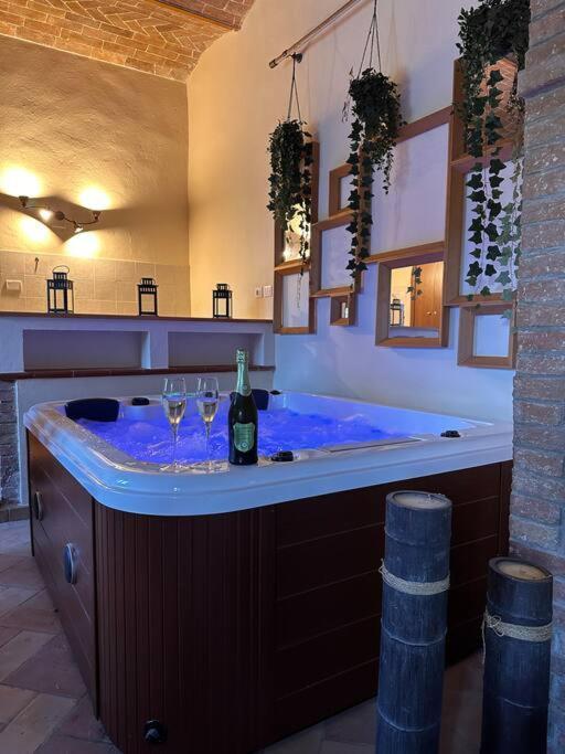 Relax Nella Jacuzzi In Toscana Colle Val D'Elsa Esterno foto