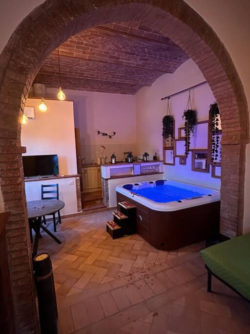 Relax Nella Jacuzzi In Toscana Colle Val D'Elsa Esterno foto