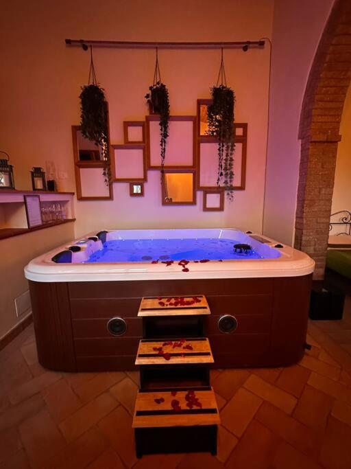 Relax Nella Jacuzzi In Toscana Colle Val D'Elsa Esterno foto