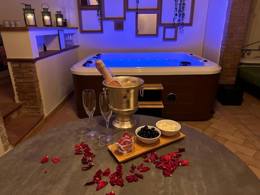 Relax Nella Jacuzzi In Toscana Colle Val D'Elsa Esterno foto